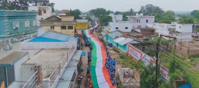 कोमाखान में निकाली गई 500 मीटर लंबे तिरंगे के साथ भव्य एवं ऐतिहासिक यात्रा।