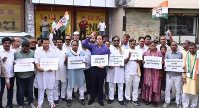 पेट्रोल और डीज़ल एवं घरेलू गैस के दामों में वृद्धि को लेकर शहर जिला कांग्रेस ने हिन्दुस्तान पेट्रोलियम के मुख्य कार्यालय में व्यापक प्रदर्शन कर पुतला दहन किया।