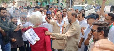 लगातार महंगाई से जनता त्रस्त - भाजपा सरकार का पुतला दहन का कार्यक्रम शहर जिला कॉंग्रेस कमेटी के तत्वाधान में किया गया।