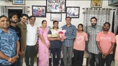 कॉमनवेल्थ रजत पदक विजेता ज्ञानेश्वरी यादव के घर पहुँचे महापौर मधुसूदन यादव, परिवार को दी बधाई, हरसंभव सहयोग का दिलाया भरोसा।