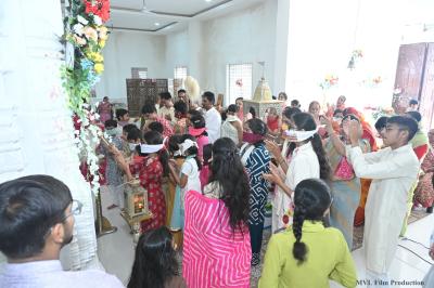 फ्रेंडशिप डे पर बच्चों ने भगवान से मित्रता का लिया संकल्प।