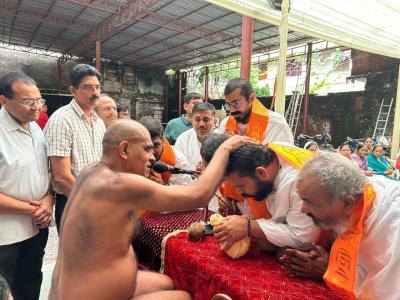 रायपुर के बड़ा मंदिर में भक्ति का संगम: शांतिधारा, स्वाध्याय व दीक्षार्थी भाइयों का भव्य बिंदोला संपन्न; मुनिश्री पुनीत सागर जी के सानिध्य में 'थर्ड आई' कार्यशाला का आगाज, कल पार्श्वनाथ भगवान का महामस्ताभिषेक व स्फटिक प्रतिमाओं का होगा अभिषेक।